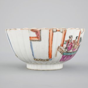 A small Chinese famille rose porcelain erotic subject bowl, 19th C. — photo 4