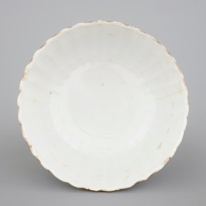 A small Chinese famille rose porcelain erotic subject bowl, 19th C. — photo 5