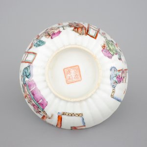 A small Chinese famille rose porcelain erotic subject bowl, 19th C. — photo 6