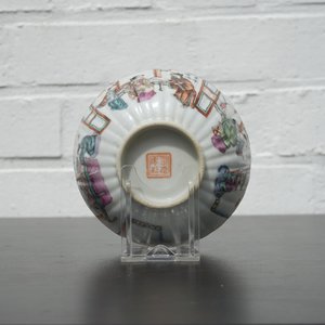 A small Chinese famille rose porcelain erotic subject bowl, 19th C. — photo 7
