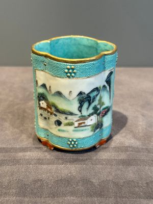 A small Chinese famille rose turquoise-ground brush pot, Qianlong mark, 19th C. — photo 3