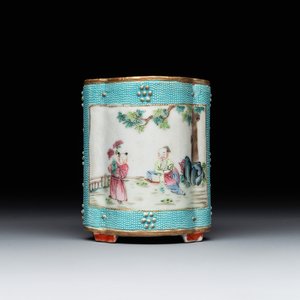A small Chinese famille rose turquoise-ground brush pot, Qianlong mark, 19th C. — photo 1