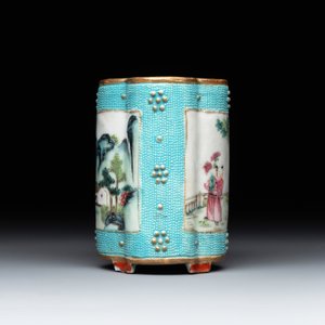A small Chinese famille rose turquoise-ground brush pot, Qianlong mark, 19th C. — photo 2