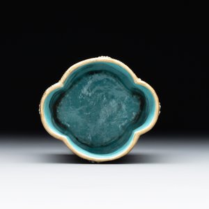A small Chinese famille rose turquoise-ground brush pot, Qianlong mark, 19th C. — photo 5
