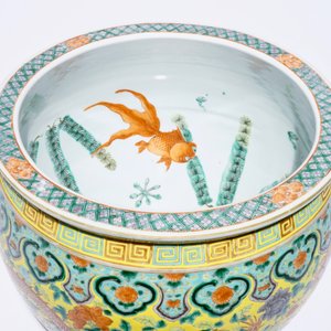 A small Chinese famille verte fish bowl with dragons on a yellow ground, 19th C. — 照片 6