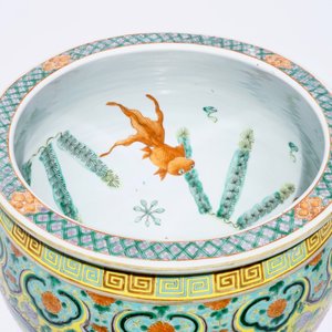 A small Chinese famille verte fish bowl with dragons on a yellow ground, 19th C. — 照片 8