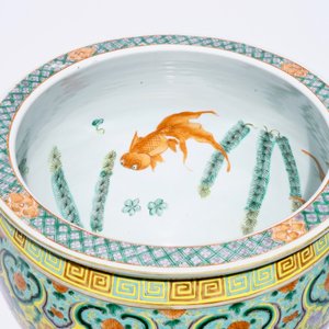 A small Chinese famille verte fish bowl with dragons on a yellow ground, 19th C. — 照片 9