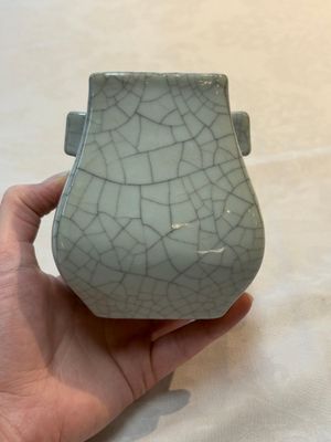 A small Chinese ge-type 'hu' vase, 18/19th C. — photo 1