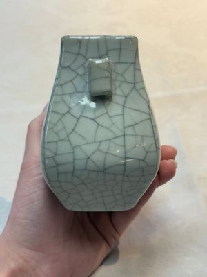 A small Chinese ge-type 'hu' vase, 18/19th C. — photo 2