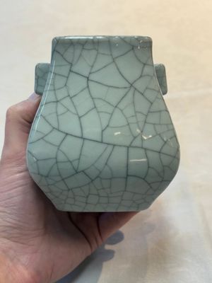 A small Chinese ge-type 'hu' vase, 18/19th C. — photo 3