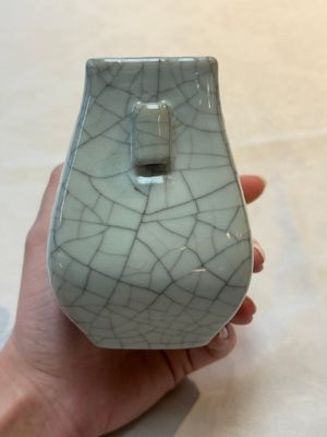 A small Chinese ge-type 'hu' vase, 18/19th C. — photo 4