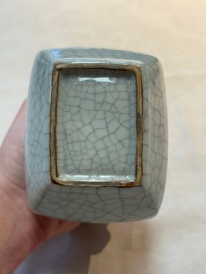 A small Chinese ge-type 'hu' vase, 18/19th C. — photo 6