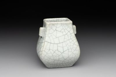 A small Chinese ge-type 'hu' vase, 18/19th C.