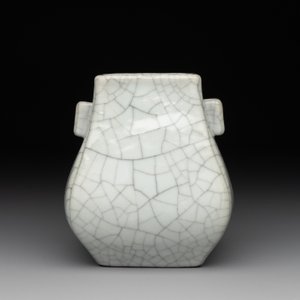 A small Chinese ge-type 'hu' vase, 18/19th C. — photo 2