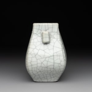 A small Chinese ge-type 'hu' vase, 18/19th C. — photo 3