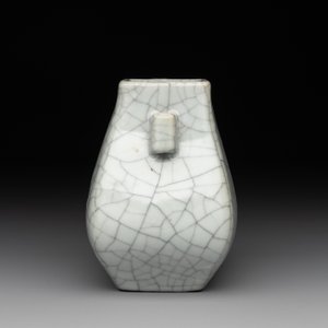 A small Chinese ge-type 'hu' vase, 18/19th C. — photo 5