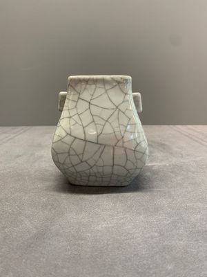 A small Chinese ge-type 'hu' vase, 18/19th C. — photo 1