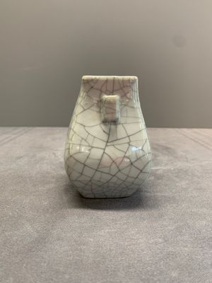 A small Chinese ge-type 'hu' vase, 18/19th C. — photo 2