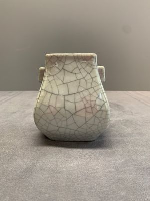 A small Chinese ge-type 'hu' vase, 18/19th C. — photo 3