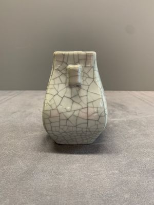 A small Chinese ge-type 'hu' vase, 18/19th C. — photo 4