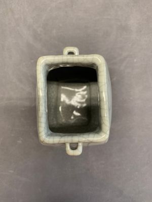 A small Chinese ge-type 'hu' vase, 18/19th C. — photo 5