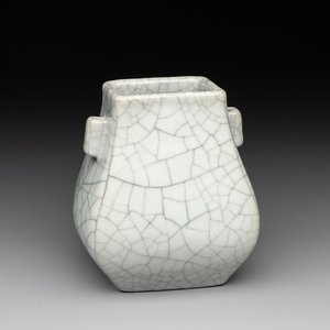 A small Chinese ge-type 'hu' vase, 18/19th C. — photo 1