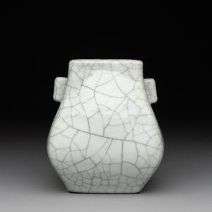 A small Chinese ge-type 'hu' vase, 18/19th C. — photo 4