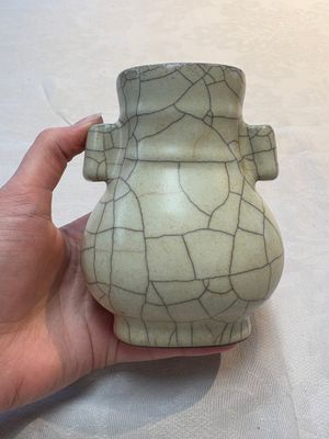 A small Chinese Ge-type 'hu' vase, 19/20th C. — photo 1