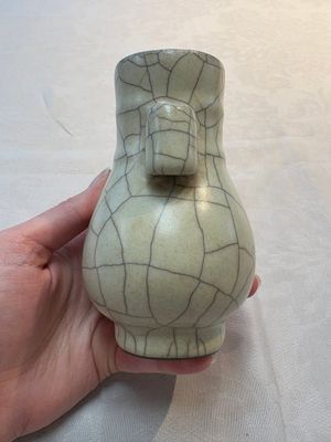 A small Chinese Ge-type 'hu' vase, 19/20th C. — photo 2