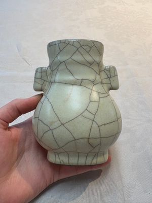 A small Chinese Ge-type 'hu' vase, 19/20th C. — photo 3