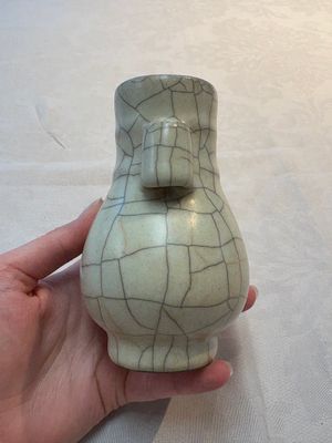 A small Chinese Ge-type 'hu' vase, 19/20th C. — photo 4