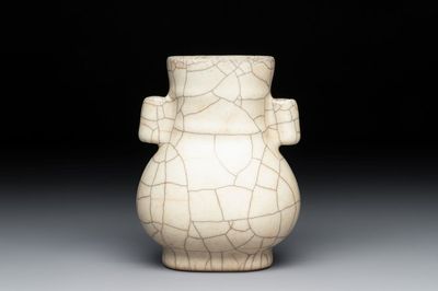 A small Chinese Ge-type 'hu' vase, 19/20th C.