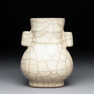 A small Chinese Ge-type 'hu' vase, 19/20th C. — photo 1