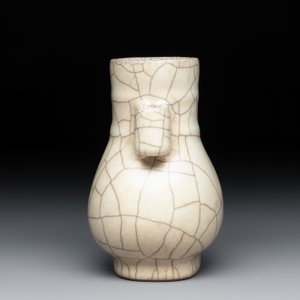 A small Chinese Ge-type 'hu' vase, 19/20th C. — photo 2