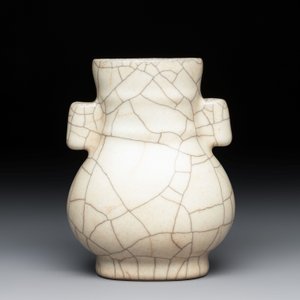 A small Chinese Ge-type 'hu' vase, 19/20th C. — photo 3
