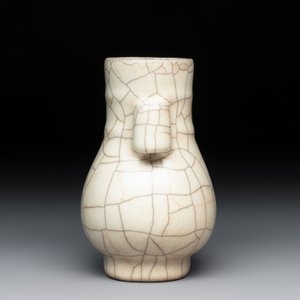A small Chinese Ge-type 'hu' vase, 19/20th C. — photo 4
