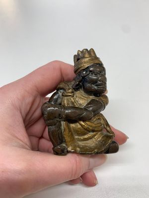 A small Chinese gilt bronze paperweight in the form of a kneeling foreigner, Ming — photo 1