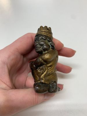 A small Chinese gilt bronze paperweight in the form of a kneeling foreigner, Ming — photo 2