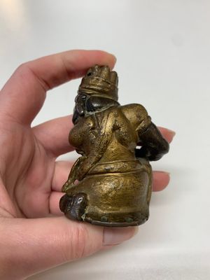 A small Chinese gilt bronze paperweight in the form of a kneeling foreigner, Ming — photo 3