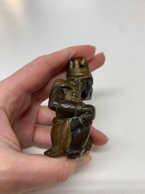 A small Chinese gilt bronze paperweight in the form of a kneeling foreigner, Ming — photo 4