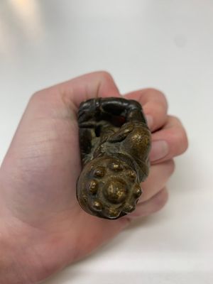 A small Chinese gilt bronze paperweight in the form of a kneeling foreigner, Ming — photo 5