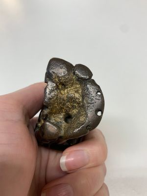 A small Chinese gilt bronze paperweight in the form of a kneeling foreigner, Ming — photo 6