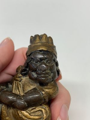 A small Chinese gilt bronze paperweight in the form of a kneeling foreigner, Ming — photo 7