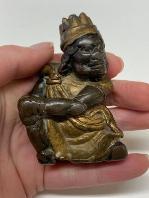 A small Chinese gilt bronze paperweight in the form of a kneeling foreigner, Ming — photo 8