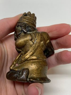 A small Chinese gilt bronze paperweight in the form of a kneeling foreigner, Ming — photo 9