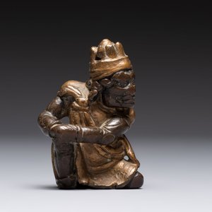 A small Chinese gilt bronze paperweight in the form of a kneeling foreigner, Ming — photo 2