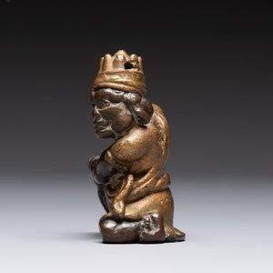 A small Chinese gilt bronze paperweight in the form of a kneeling foreigner, Ming — photo 3