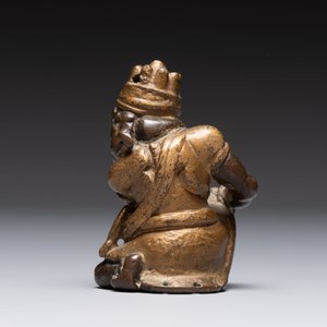 A small Chinese gilt bronze paperweight in the form of a kneeling foreigner, Ming — photo 4