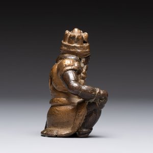 A small Chinese gilt bronze paperweight in the form of a kneeling foreigner, Ming — photo 5