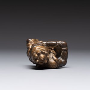 A small Chinese gilt bronze paperweight in the form of a kneeling foreigner, Ming — photo 6